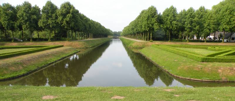 Historische tuin met het Spoykanaal, onderdeel van de zichtas