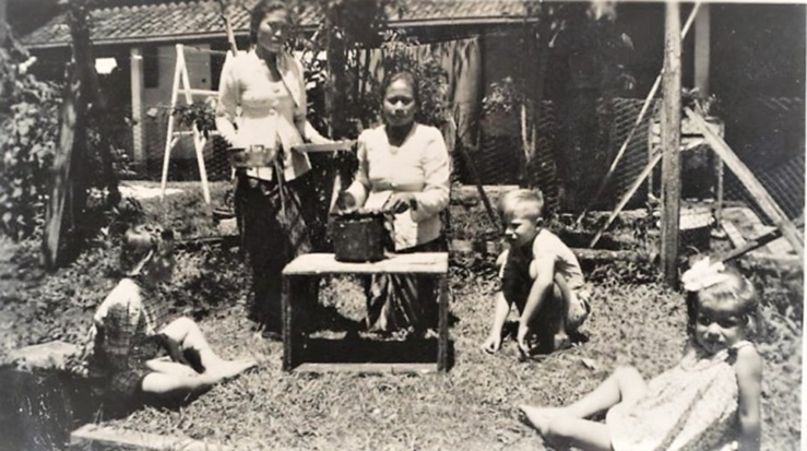In de achtertuin van ons huis te Bandung met de dienstmeisjes.