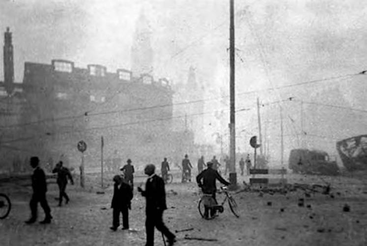 Rokende stad. Bron: Stichting Oorlogsverhalen.